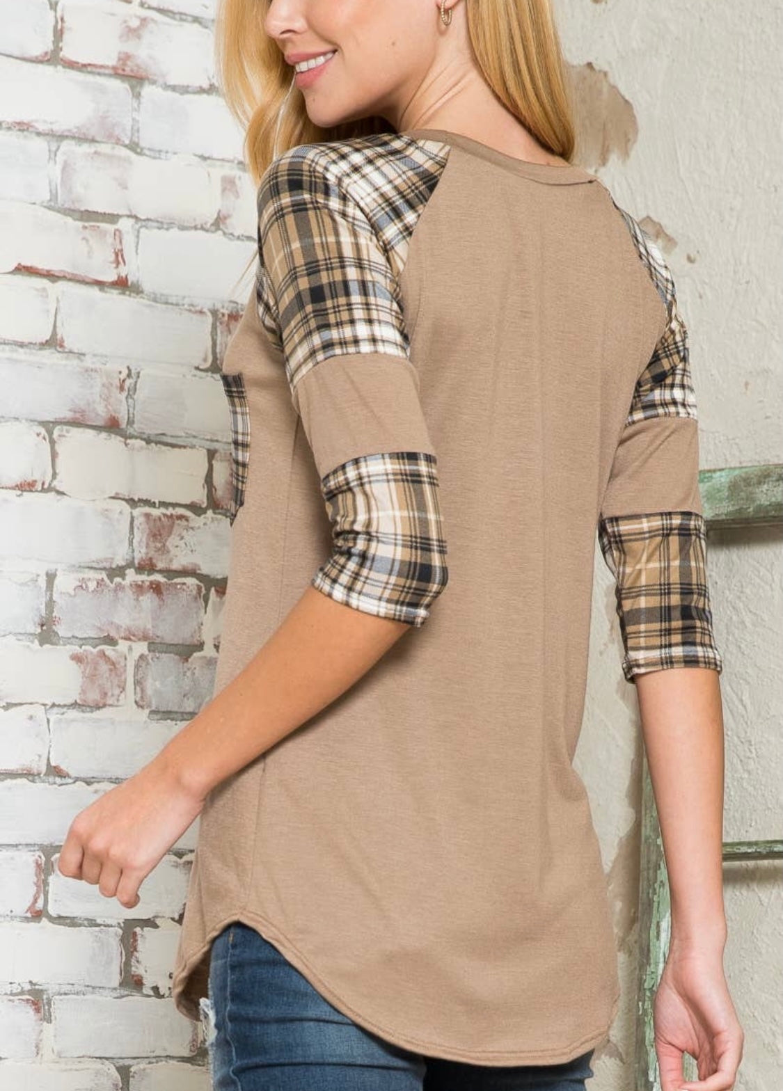 Acting Pro Brown Body Taupe Plaid Contrast Sleeve & Pocket Top